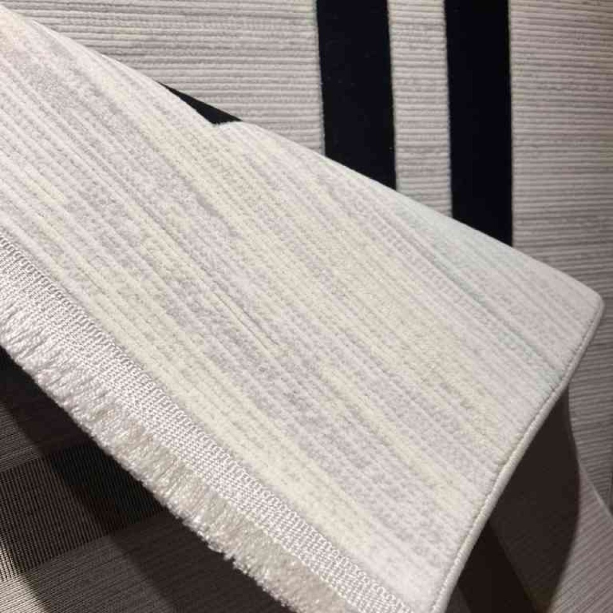 سجاد تركي برواز مودرن طيف BT476 كريم اسود مقاس 150*220